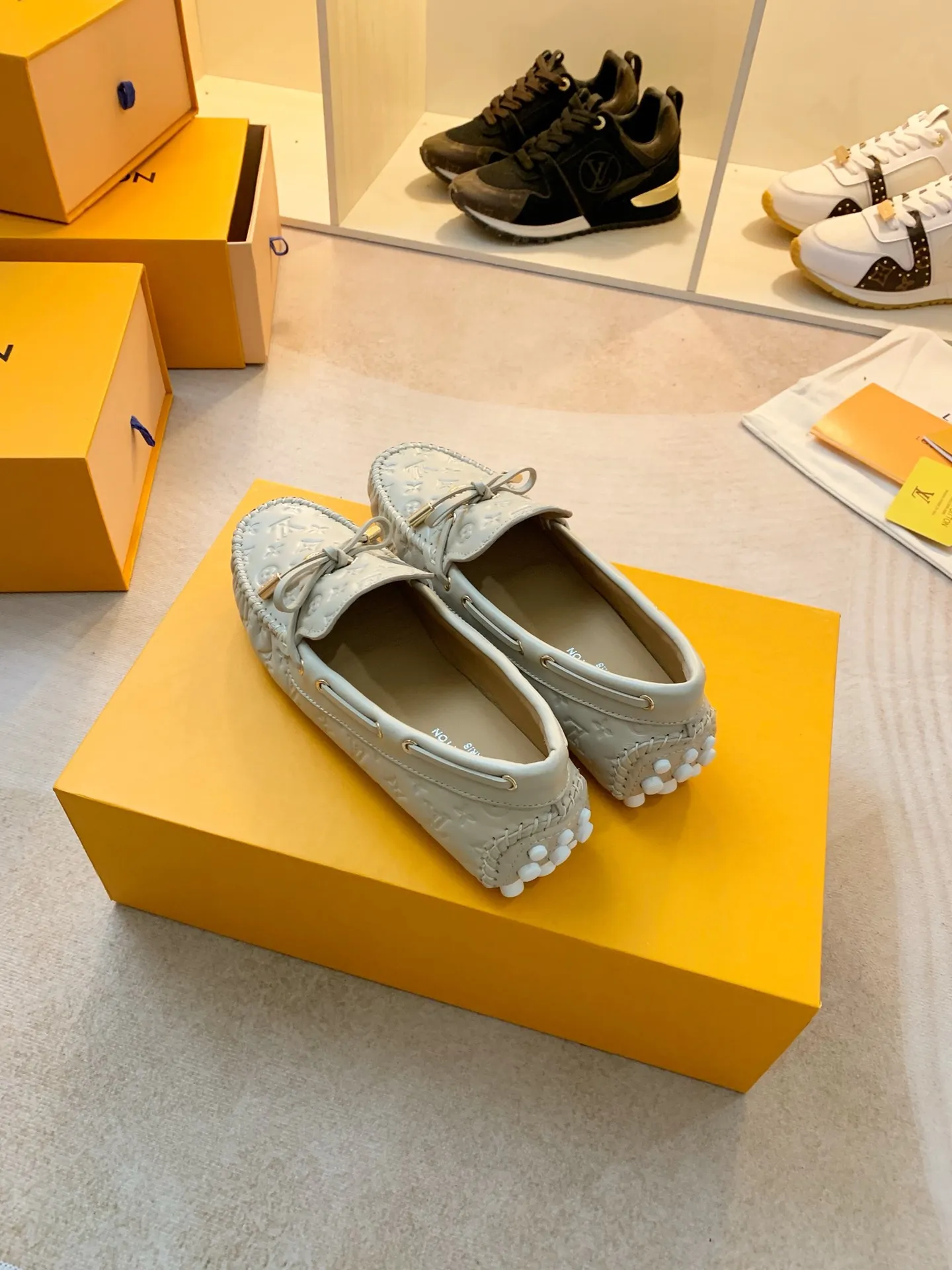 p460💰Couple model❤️🇫🇷 𝙇𝙤𝙪𝙞𝙨 𝙑𝙪𝙞𝙩𝙩𝙤𝙣 🇫🇷Louis Vuitton 2023 Classic𝓛𝓿 𝓣𝓻𝓪𝓲𝓷𝓮𝓻 Sports Series ➪➪➪¯ [Arizona Doudou Shoes Series] ▪️▪️▪️Arizona slip-on shoes are made of Monogram Eclipse canvas. Its hand-painted and dyed edges and hand-sewn uppers fully demonstrate Louis Vuitton's traditional shoemaking craftsmanship. This slip-on shoe is very lightweight. The integrated tongue and upper make it particularly comfortable and flexible. The soft outsole is equipped with rubber padding. Decorated with matching sash. Detailed features: ☑️Monogram Eclipse canvas ☑️Black Eclipse pattern ☑️Hand-painted shoe edges ☑️Hand-sewn uppers (each pair takes time to process) ☑️Integrated tongue and upper construction ☑️Outsole equipped with rubber lining ☑️size: 35_46